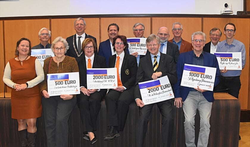 <p>ARCHIEF: De gelukkige winnaars van de Meerburgprijzen met links Marjolein Meerburg. | Foto: Piet van Kampen</p>