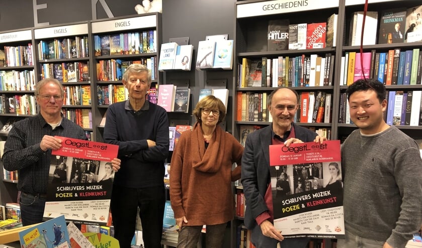 Organisatoren René Koek en Sven Rozier (uiterst links en rechts) met in hun midden de drie deelnemende schrijvers.