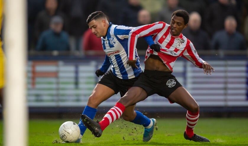 Sabir Achefay in gevecht met Kevin Ringeling. | Foto: OrangePictures