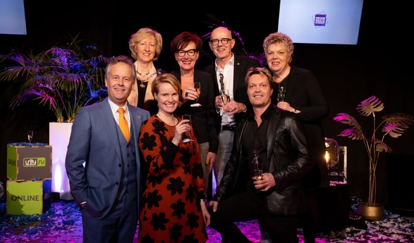 V.l.n.r. wethouder Willem Joosten, burgemeester Laila Driessen, beoogd LOV-voorzitter Lorien de Roode, Piet en Marion den Elzen, Jeroen de Vink en zijn moeder.