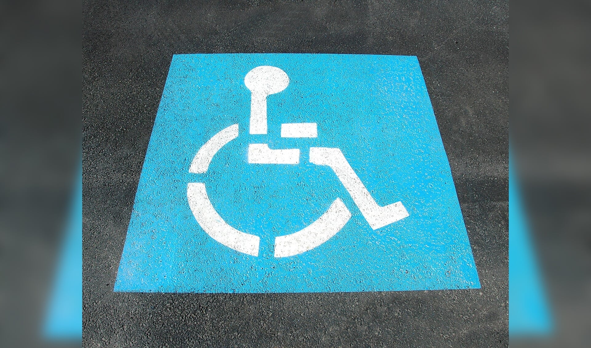 Parkeerplek alleen voor invaliden. Dit kan op de grond worden aangeduid, maar ook via borden.