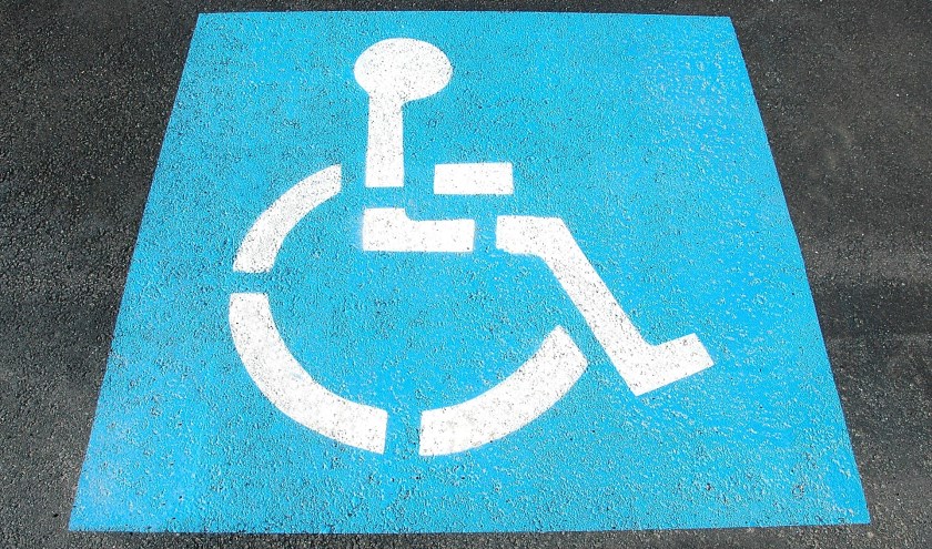 Parkeerplek alleen voor invaliden. Dit kan op de grond worden aangeduid, maar ook via borden.