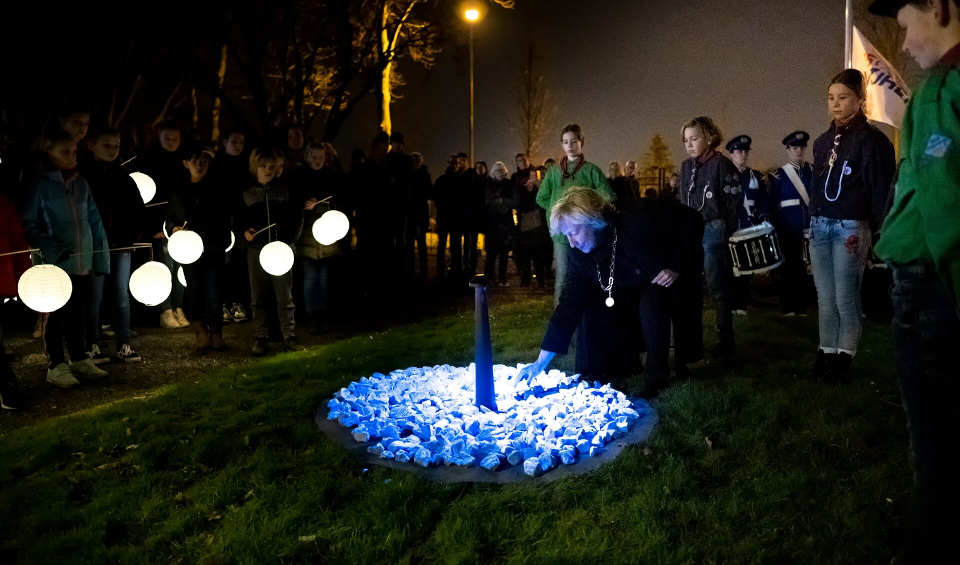 Twee jaar geleden, op 27 februari 2020, was er een bijzondere Auschwitz-herdenking in Leiderdorp. Het was toen 75 jaar geleden dat concentratie- en vernietigingskamp werd bevrijd. Ter gelegenheid daarvan ontwierp Daan Roosegaarde het nationale lichtmonument Levenslicht, met 104.000 lichtgevende stenen - evenveel als het aantal Nederlandse slachtoffers van de Holocaust. Ook Leiderdorp kreeg een aantal van die stenen. Op de foto ontsteekt burgemeester Driessen het tijdelijke lichtmonument op de algemene begraafplaats in Leiderdorp.