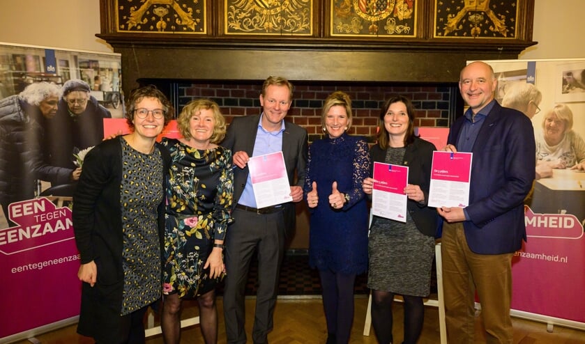 Ambtenaar HLTsamen Heleen Doelman, adviseur van VWS Monique Postma, wethouder Fred van Trigt (Hillegom), de landelijk ambassadeur Eén tegen eenzaamheid Marianne van den Anker, wethouder Jolanda Langeveld (Lisse) en wethouder Arno van Kempen.