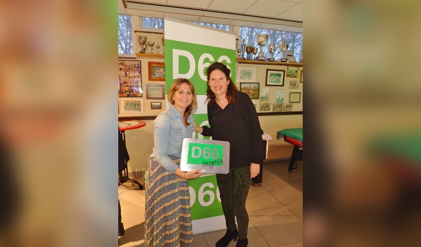 Jolijn Kouwenhoven (l) werd afgelopen zondag uitgeroepen tot D66-vrijwilliger van het jaar 2019. Voorzitter Carina Bos reikt de D66 terugblik uit.