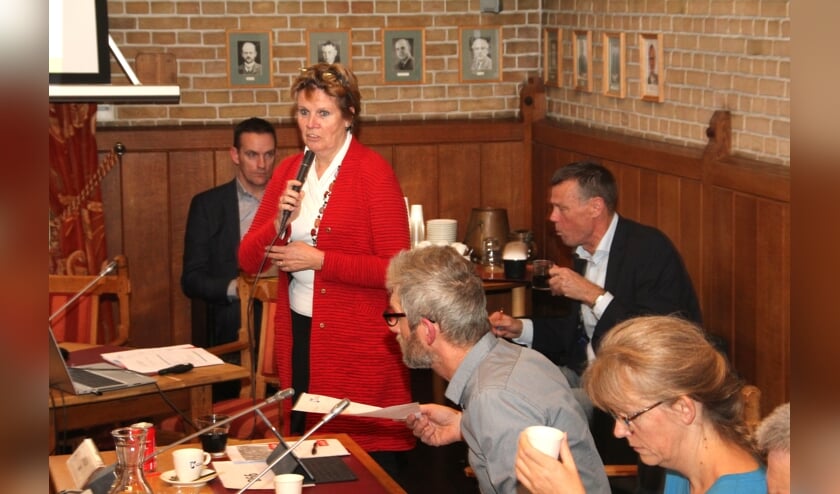 ODWH-directeur mevrouw Krul maakte uitgebreid excuses voor niet ingeloste beloften betreffende tijdig rapporteren. | Foto: WS