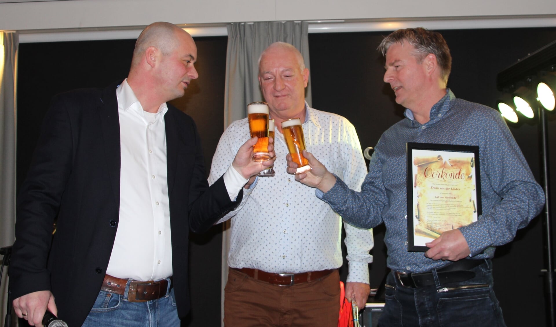 Voorzitter Rogier Hoeijmans proost met Michel Jansen en Erwin van der Linden.