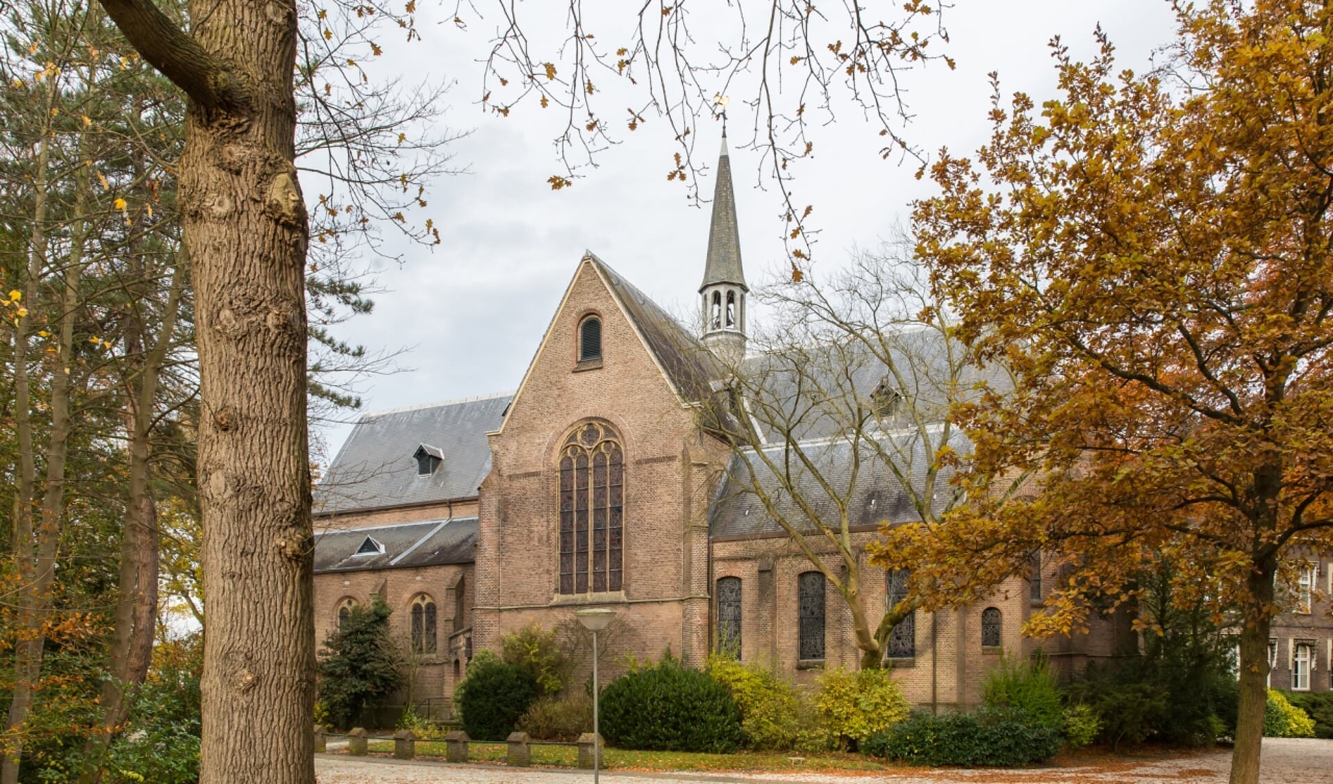 De Matthiaskerk in Warmond. 