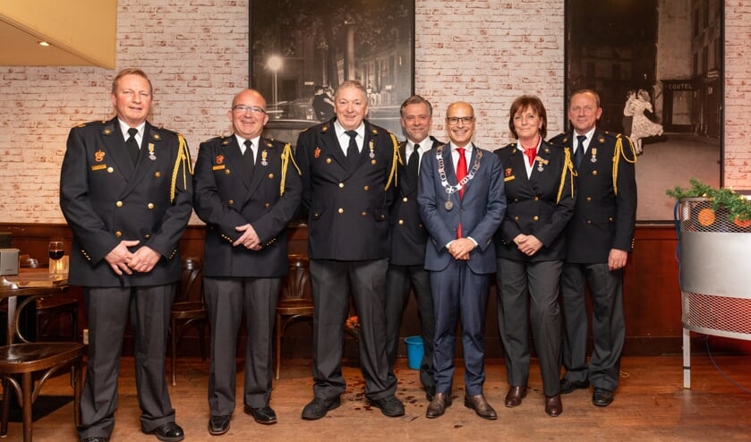 De zes gedecoreerden van de Oegstgeester brandweer: Floor Vletter (23 jaar), Harm Plasse (20 jaar vrijwilliger), Hans Rutten (27 jaar), Ralph Smit (25 jaar), Jacqueline Anholts (21 jaar) en Jos Steens (26 jaar brandweervrijwilliger),