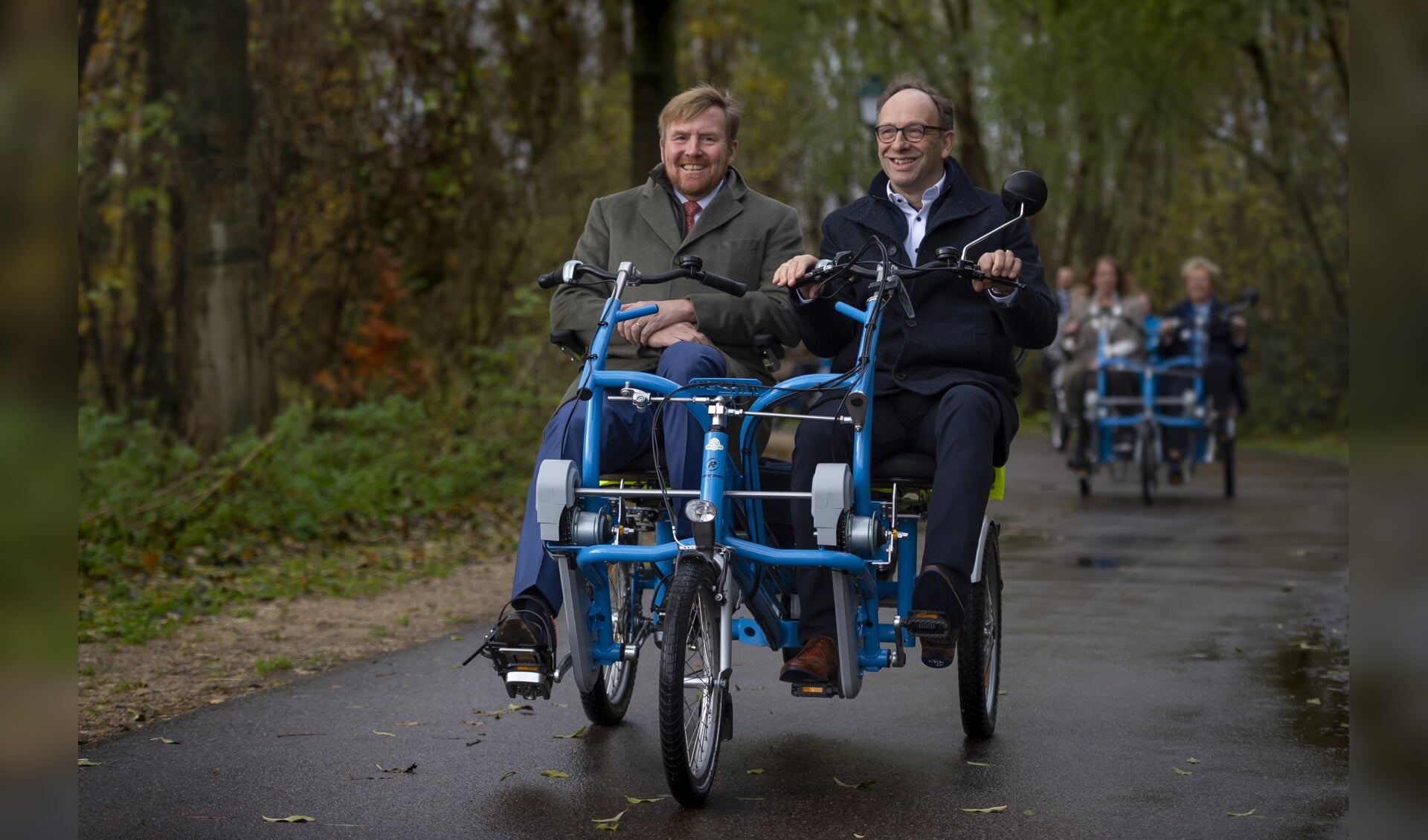 Jan Burgmeijer (r) fietst samen met koning Willem-Alexander tijdens diens bezoek begin december 2019. 