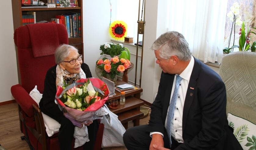 De eeuwelinge in gesprek met wethouder Kees van der Zwet.