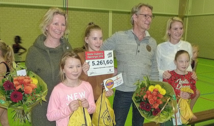 Blij en verrast waren Susan Schoone (links) en Ton Wildenburg met de waarderingsspeld en de opbrengst van de Grote Clubactie.