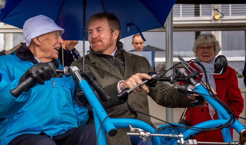 Koning Willem-Alexander bezocht Fietsmaatjes in Warmond en was zeer te spreken over het initiatief.