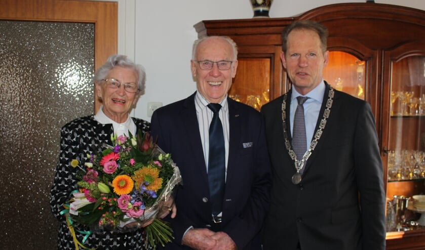 Het stralende paar met burgemeester Arie van Erk. | Foto: Annemiek Cornelissen.