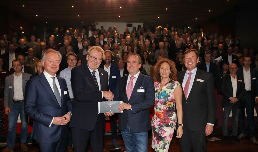 Commissaris van de Koning Provincie Zuid Holland Jaap Smit neemt het eerste 'Manifest van de regio' in ontvangst uit handen van wethouder Jan van Rijn (Gemeente Hillegom), bijgestaan door voorzitter Jan Bout (EBDB), directeur Lars Flinkerbusch (EBDB) en dagvoorzitter Esther van der Voort.