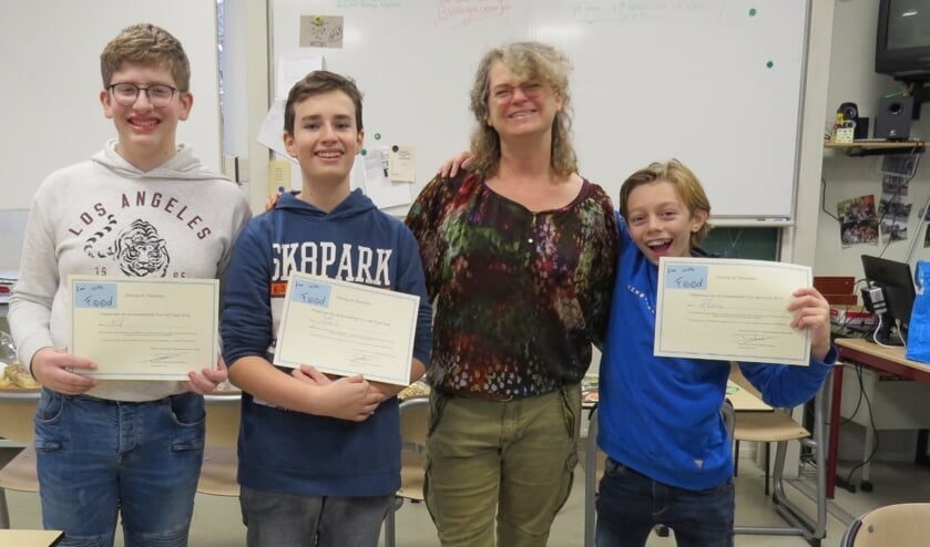 Docent Marijke Boon met de winnaars.