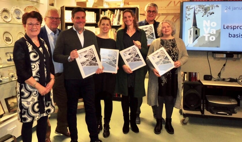 Dennis Salman en Sjaak vd Berg samen met Dorien Stuivenberg (Prinsenhof), Xandra Mahieu (Regenboog) en Mariken Langbroek (Victorschool). | Foto: pr