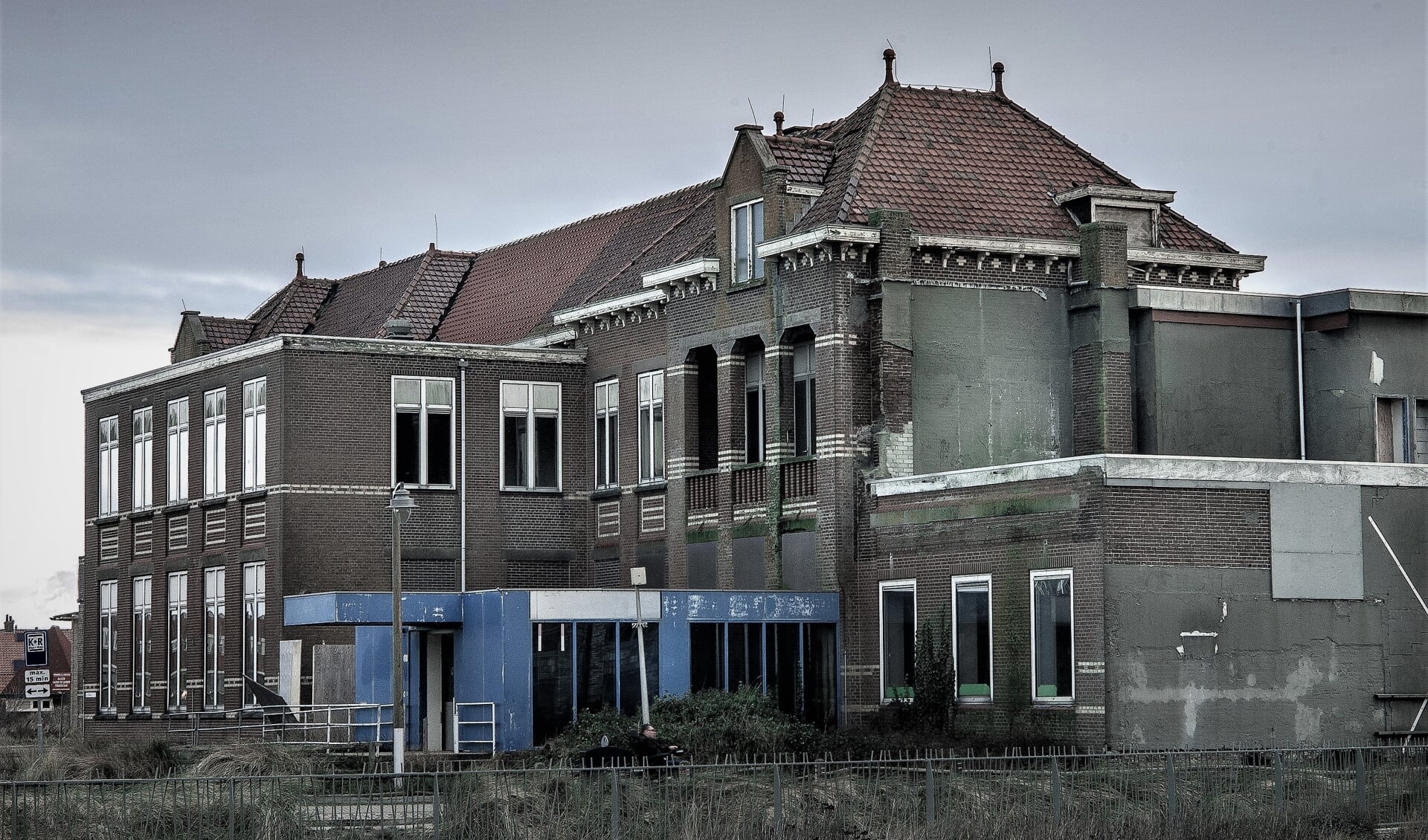 Het hoofdgebouw van het voormalig Zeehospitium. Rechtsonder het gebouw in 1931. | Foto's: Adrie van Duijvenvoorde / pr