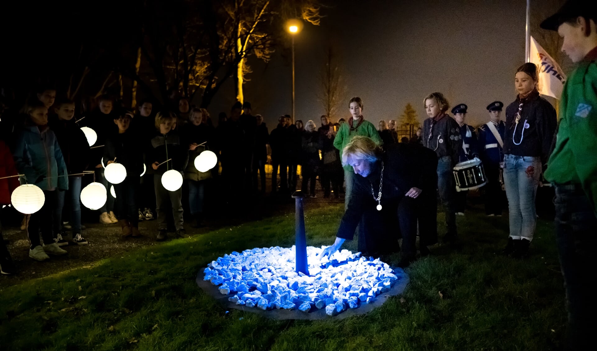 Burgemeester Laila Driessen legt een steen op het Levenslicht herdenkingsmonument. 