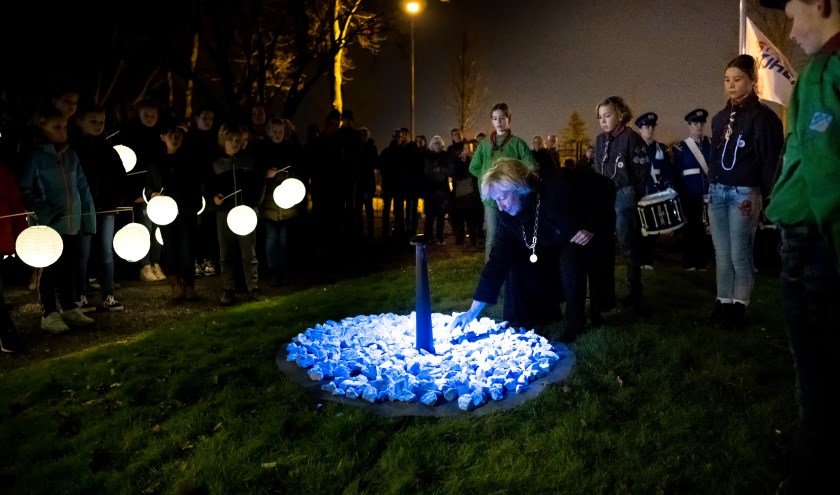 Burgemeester Laila Driessen legt een steen op het Levenslicht herdenkingsmonument.