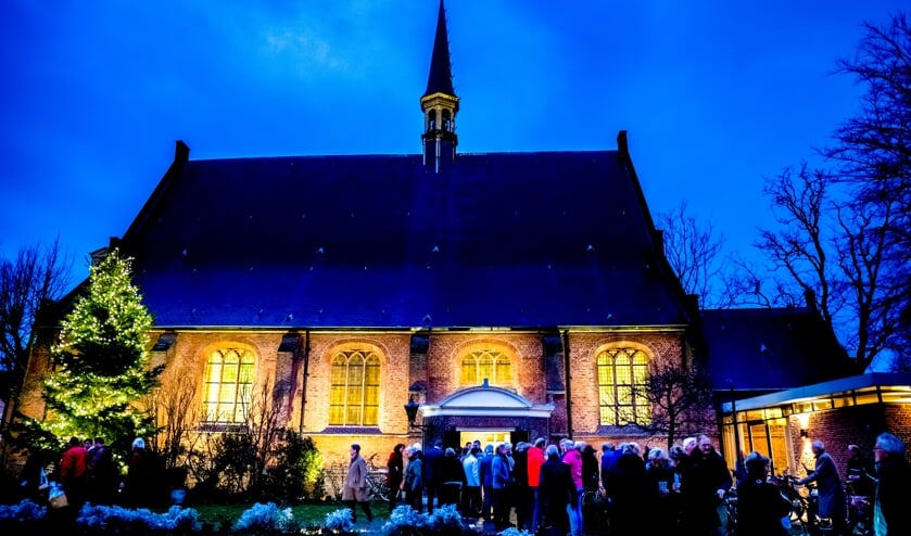 'Een blikvanger', noemde dominee Hester Smits de Dorpskerk op 4 januari bij de opening van het jubileumjaar. De nieuwe buitenverlichting van de kerk, die toen in werking werd gesteld, draagt daar zeker toe bij.