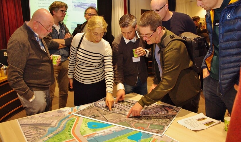 Veel inwoners van Poelgeest bekeken de plannen voor de nieuwe brug. De 'Brug Poelgeest' oogt wat simpel, maar er moet rekening gehouden worden met een molen- en een landgoedbiotoop.