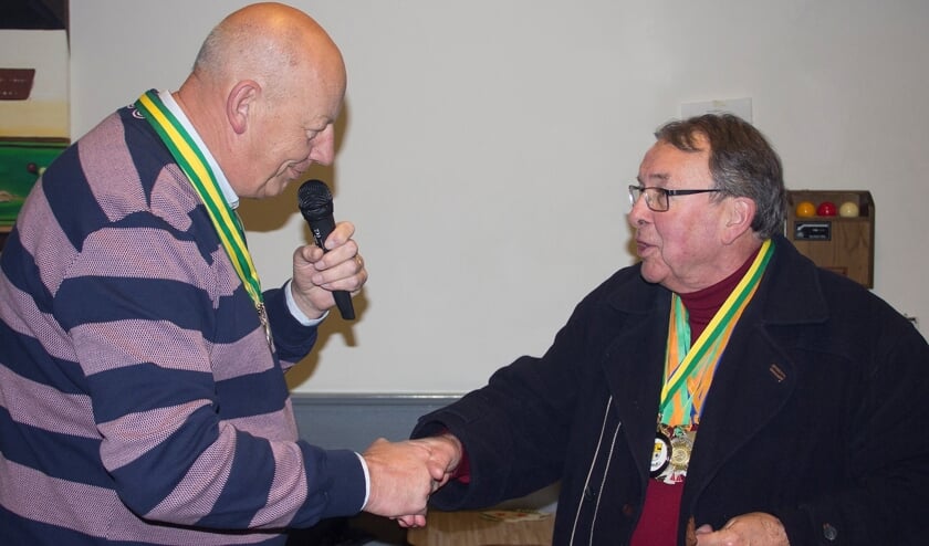 Voorzitter Van Velzen feliciteert jubilaris Eduard Ribberink. | Foto: pr./Emiel van der Hoeven