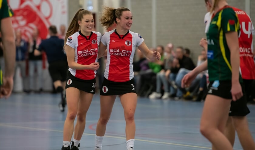 Jet Hendriks (r) viert het doelpunt van Julia Schuiling (l). | Foto: pr./René van Dam