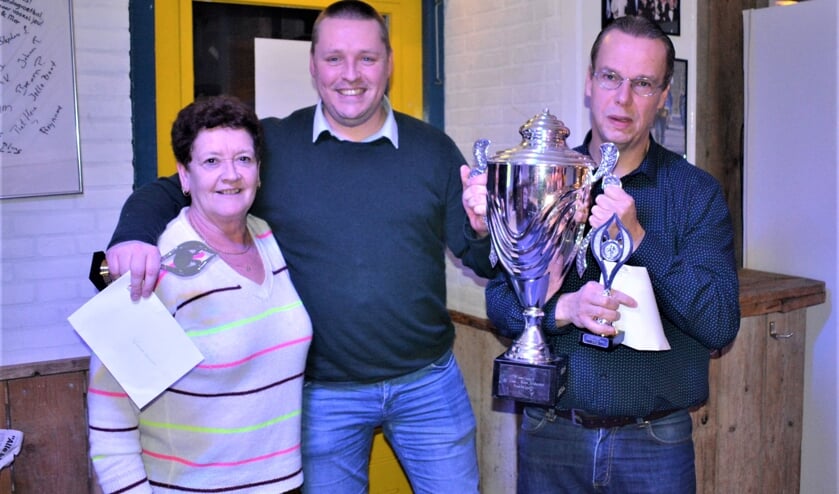 De quizwinnaars Matthieu Haring en André Lemmers met Carla van Aanholt.