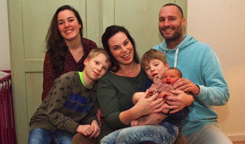 Samen genieten van de kleine Amy. Vlnr: Verloskundige Daniëlle de Vries, grote broer Mike, Mama Leonie, grote broer Ian en Papa Rob.