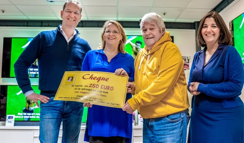 Joop Foks overhandigt de cheque aan Jaqueline Bouts van Xenia. Zij worden geflankeerd door Remco en Roos Filippo.