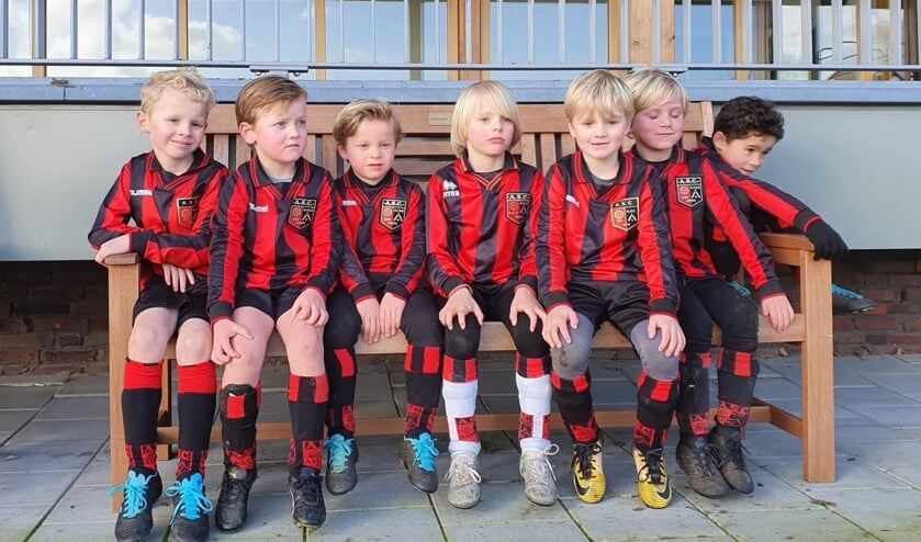 ASC JO8-8. Vlnr Alec Gerlach, Duco van de Ham, Matthijs Derwort, Rein van der Sman, Quinten Goad, Maties de Rooy en Oliver Smith