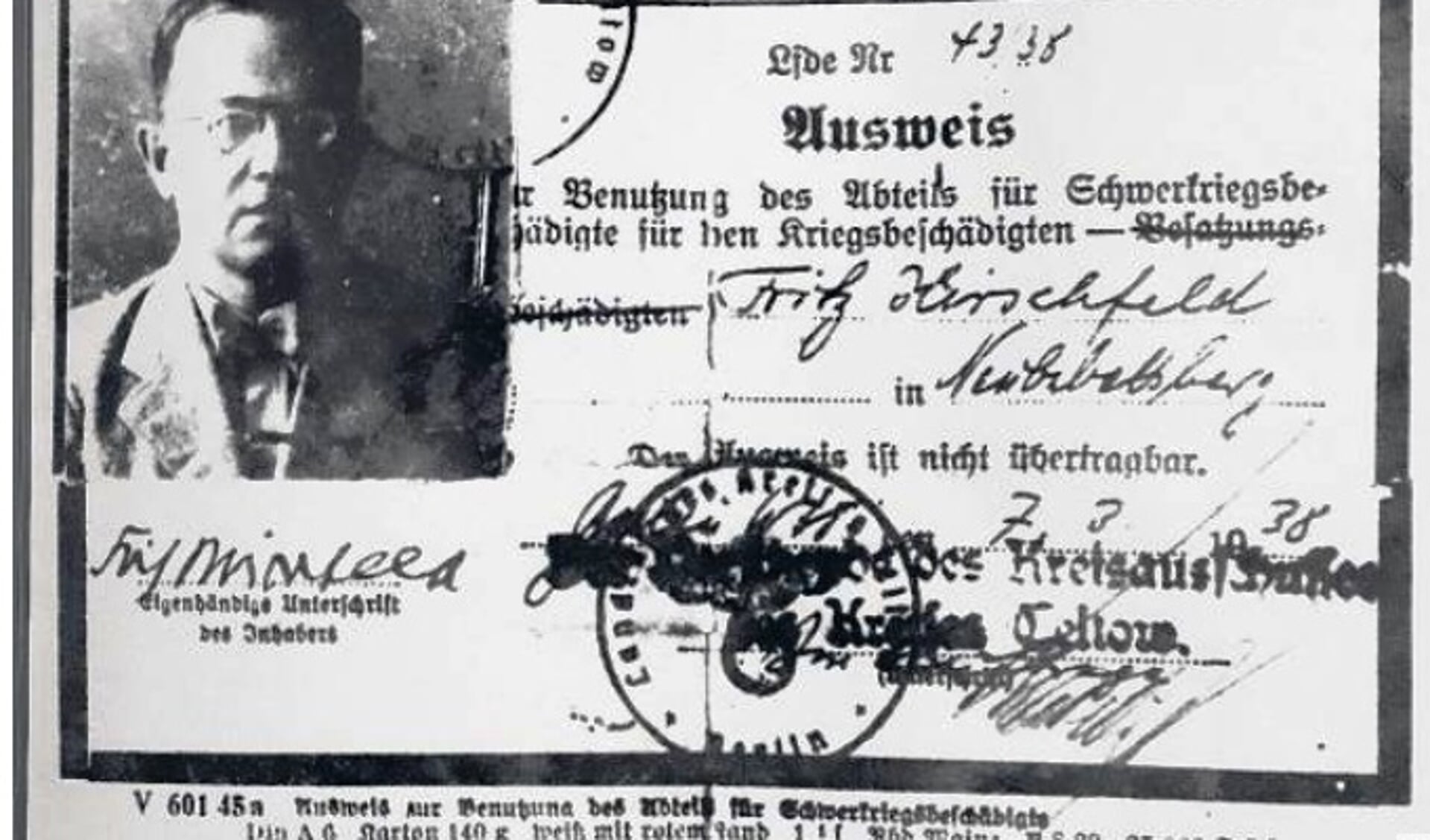Het persoonsbewijs van Dr. Fritz Hirschfeld. | Foto: archief HKV