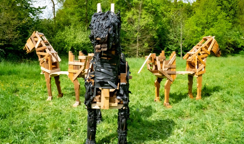 Een beeldengroep van 12e en voorlopig laatste de expositie in de heemtuin.