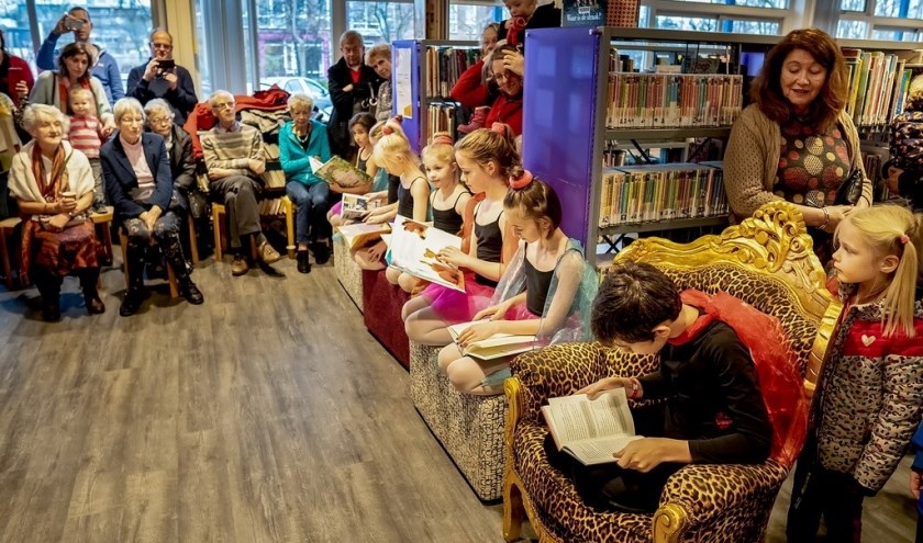 Leerlingen van de BplusC Dans- en theaterschool onder leiding van Evgenia Sivakova deden een ‘dans tussen de boeken’.