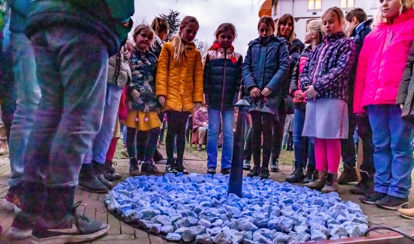 De kinderen van SKO lazen de achttien namen voor.