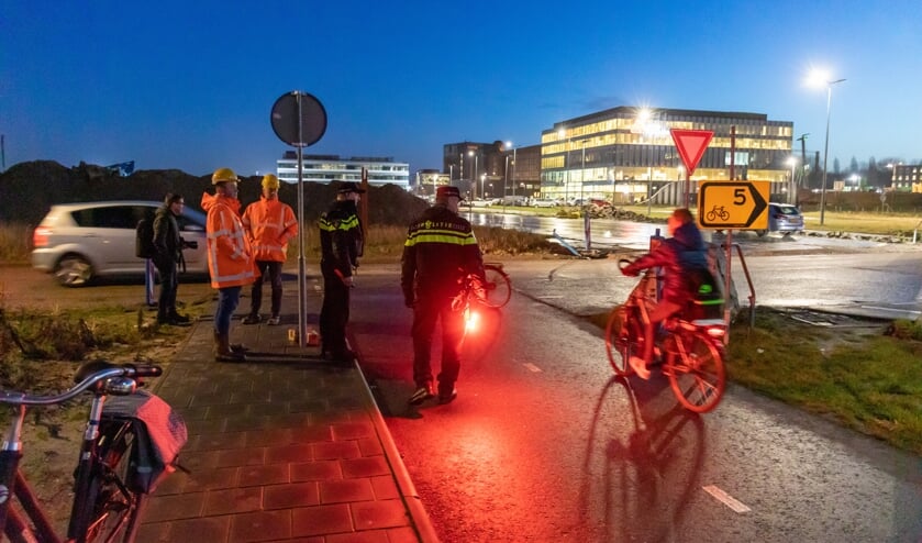 Fietsers zonder licht werden staande gehouden en kregen een verlichtingsset.