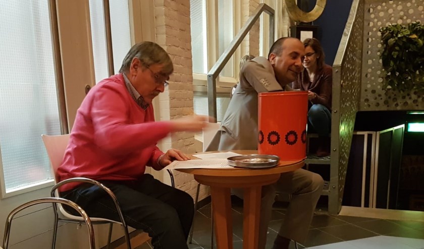Notaris Arsenault (r) verricht de trekking voor de Najaarsloterij. | Foto: pr.