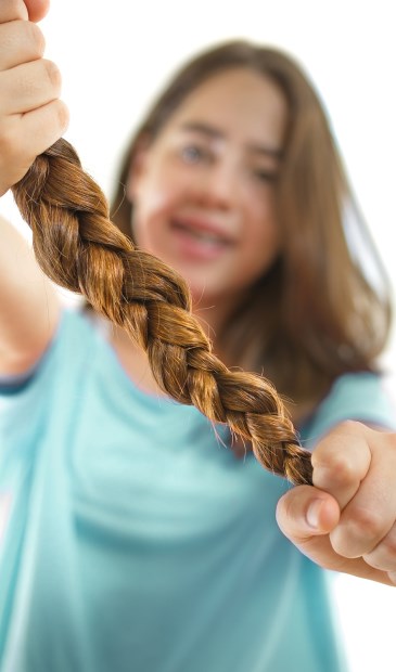Ben jij je lange haar beu? Doneer het dan aan Stichting Haarwensen.