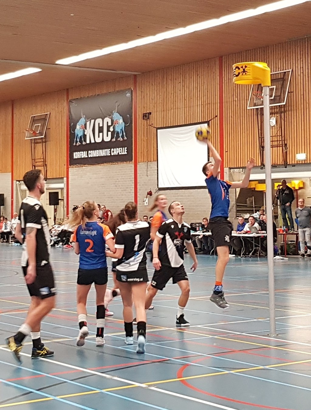 Mart Hortensius scoort 18-15.