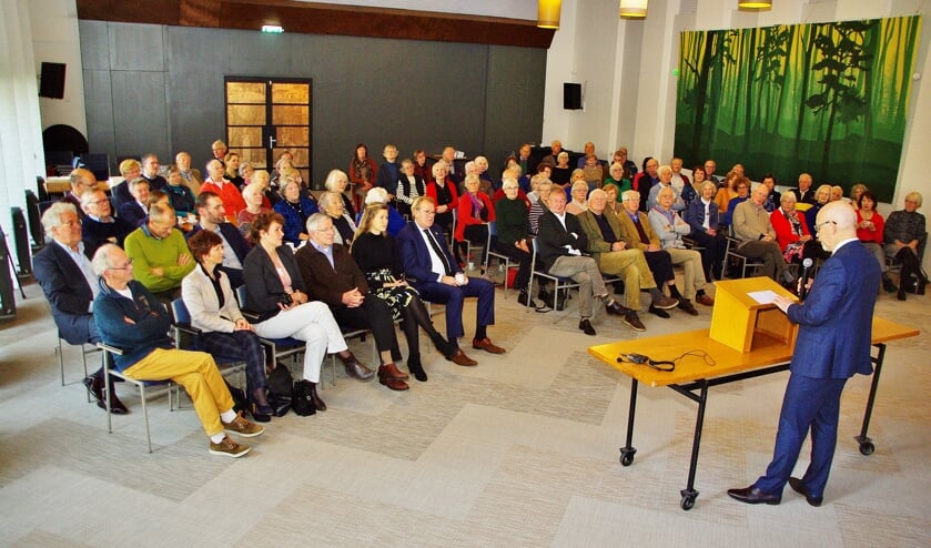 In een volle zaal werd vijftig jaar OKe gevierd met alle vrijwilligers. |