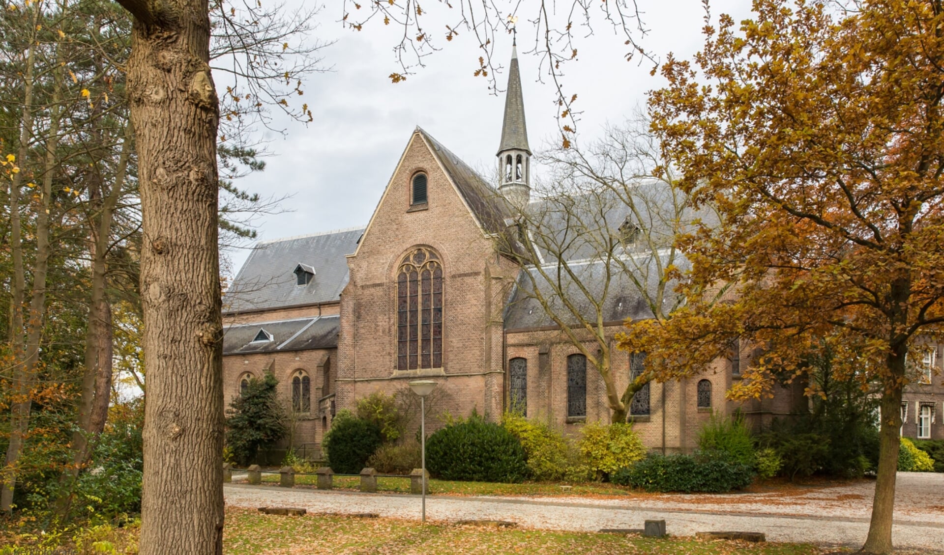 De Matthiaskerk in Warmond.
