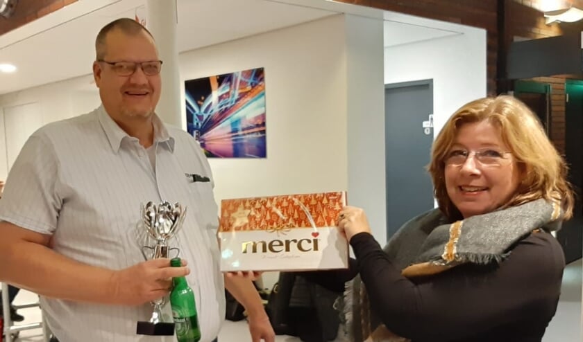 Bestuurslid Edith Vooren (rechts op de foto) mocht de wisselbeker overhandigen aan Lemmers. Lianne Ouwehand was verhinderd.