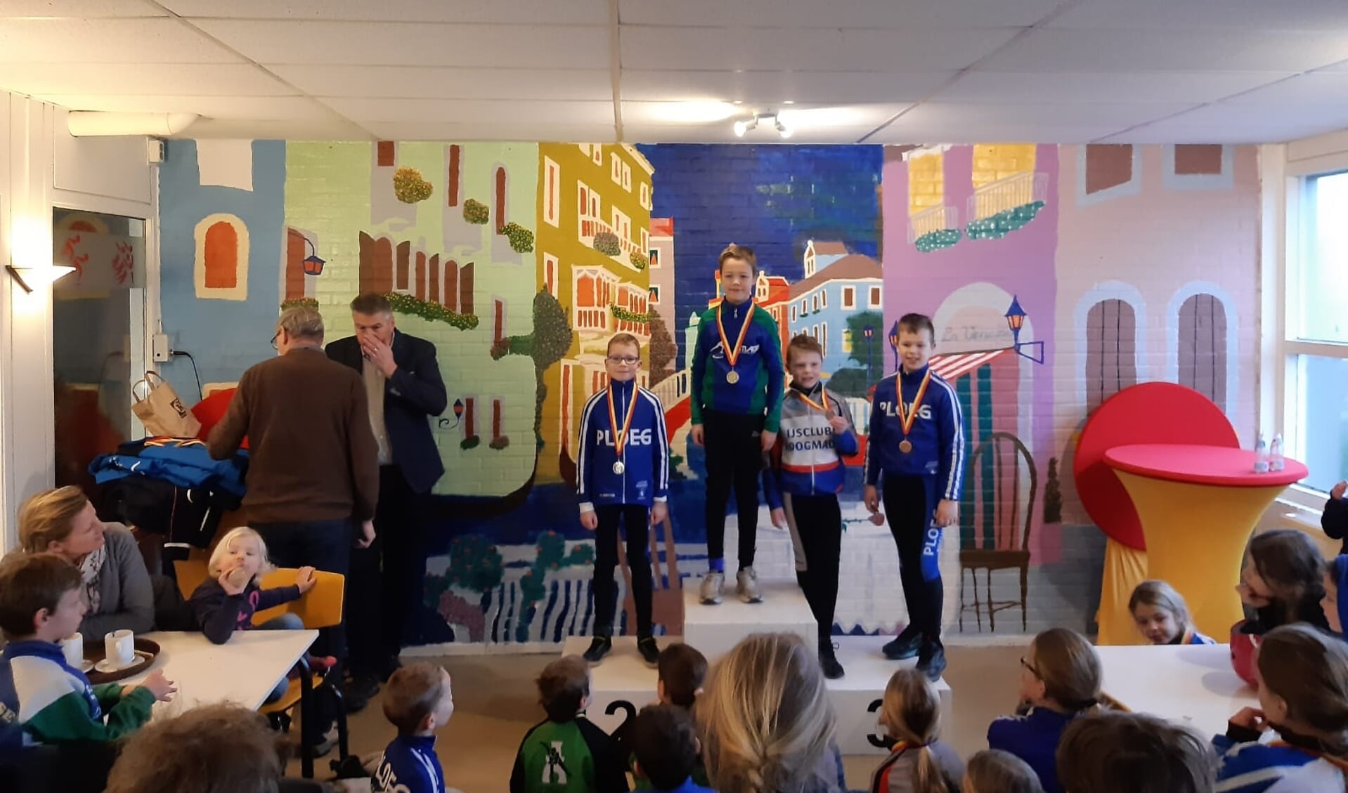 Stijn Vergeer wint goud bij de districtskampioenschappen. 