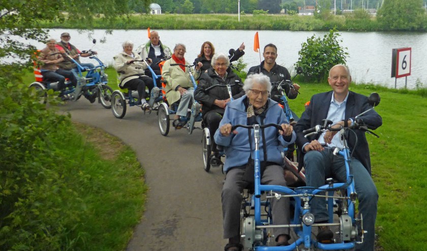 Burgemeester en wethouders konden zelf ervaren hoe het is om en fietsmaatje te zijn/te hebben. |Foto: Ruud van der Loos