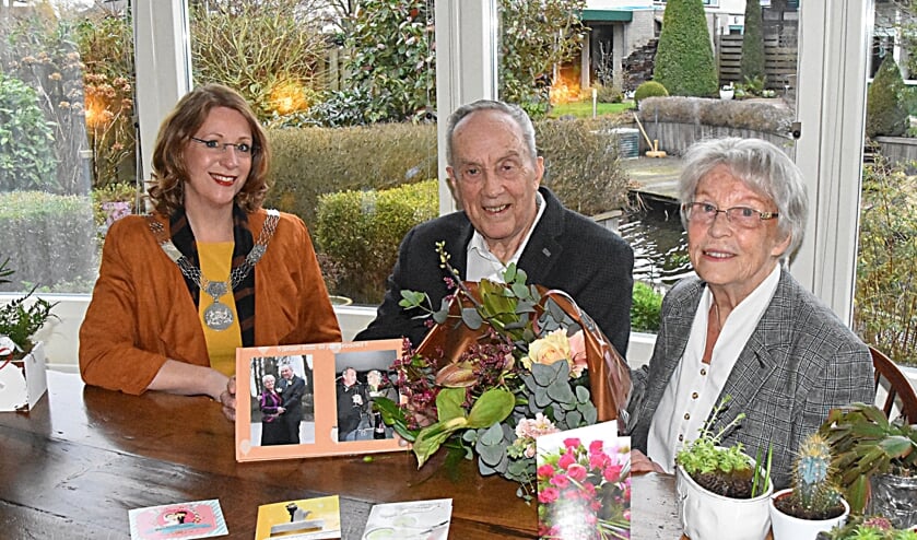 Burgemeester Carla Breuer feliciteert het bruidspaart Ort - Schuitenvoerder.