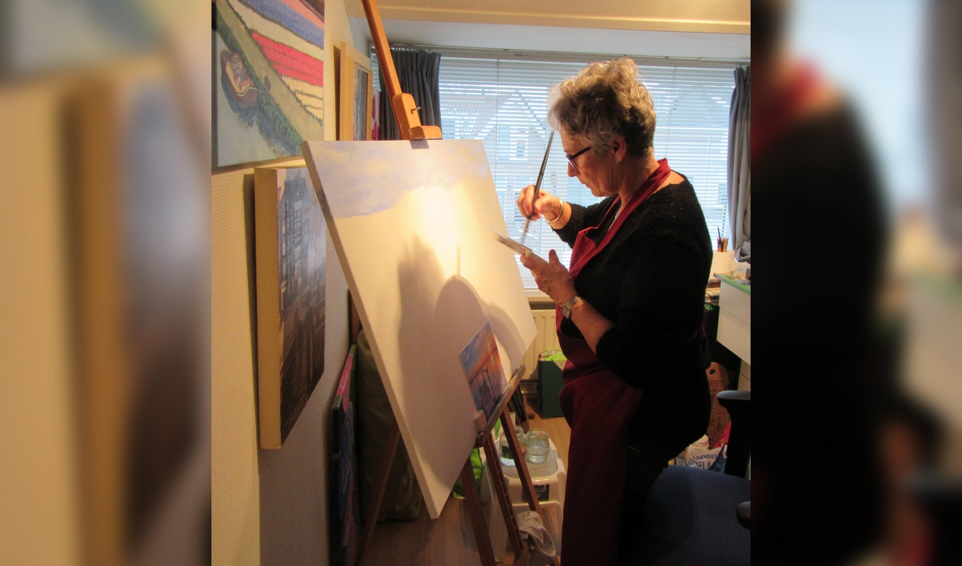 Annie Noort aan het werk in haar atelier.