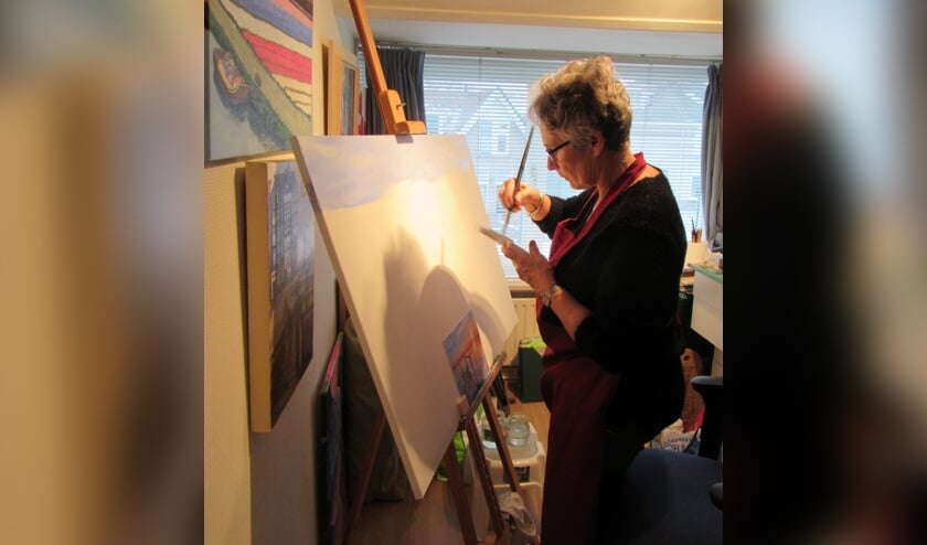 Annie Noort aan het werk in haar atelier.