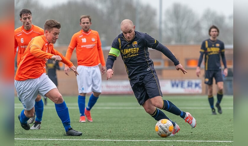 Bob den Hollander probeert door te breken.