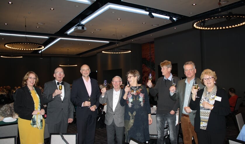 Het nieuwe bestuur heft het glas met burgemeester Breuer en wethouder Van Kempen. | Foto: Piet de Boer